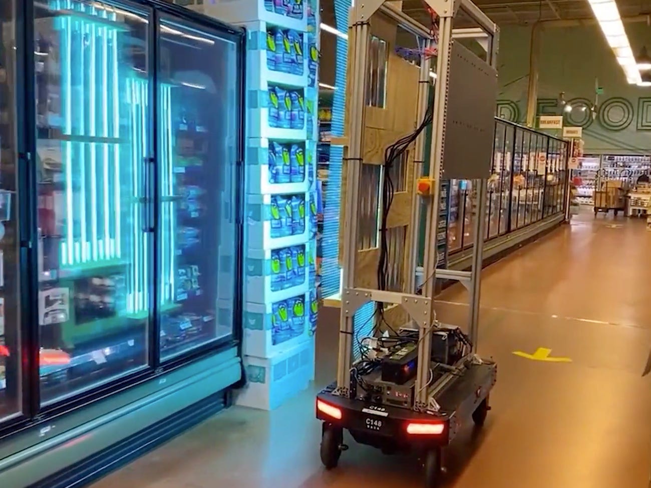 Amazon tự thiết kế robot có đèn UV có khả năng tiêu diệt virus Corona ở nhà kho và chuỗi  cửa hàng thức ăn Whole Foods